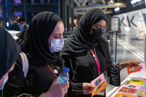 한국관에서 캐리어 스티커를 구경하고 있는 두바이 관람객의 모습. 문화재청 제공