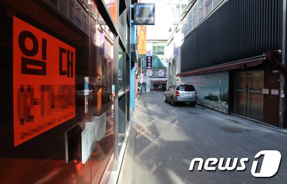 14일 오후 한산한 모습의 서울 명동거리의 한 매장에 임대 안내문이 붙어있다.  2022.1.14/뉴스1 © News1 박세연 기자