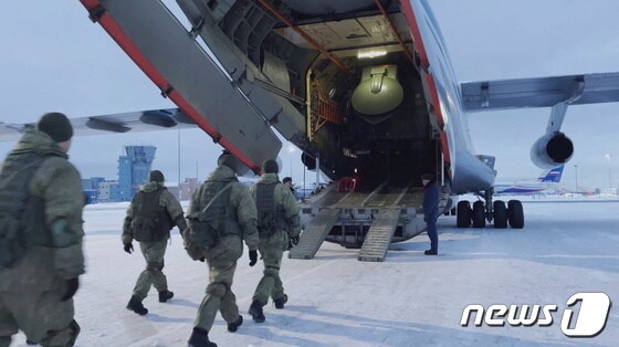 러시아가 우크라이나 국경 인근에 약 10만 명의 병력을 배치하면서 긴장감을 고조시키고 있다. © 로이터=뉴스1 © News1 정윤영 기자