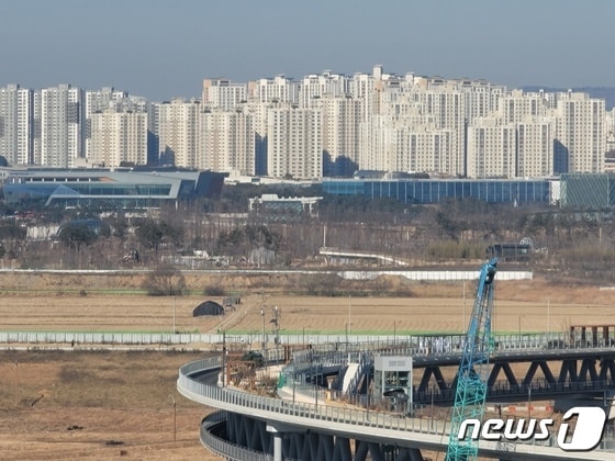 세종시청 옥상에서 내려다본 금강보행교와 도심 아파트단지. © 뉴스1 장동열 기자