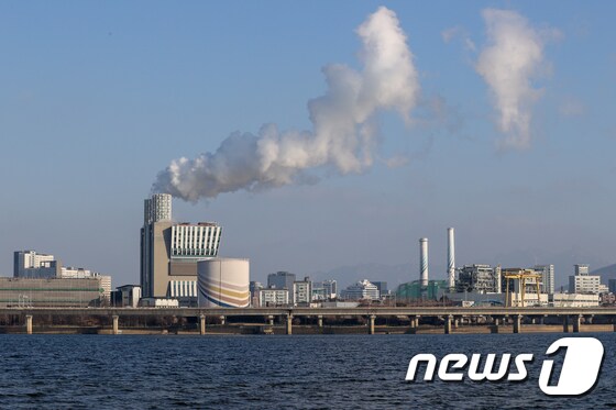 화력발전소에서 수증기가 나오고 있다. 2022.1.16/뉴스1 © News1 안은나 기자