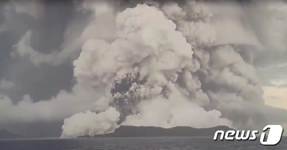 15일(현지시간) 남태평양 통가 인근 해저 화산 폭발 당시의 모습. 2022.01.16/news1 © 뉴스1(유튜브 갈무리)