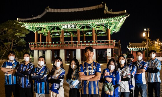 팬들과 함께 오피셜 사진을 찍은 박주영(가운데)(울산 현대 제공)© 뉴스1