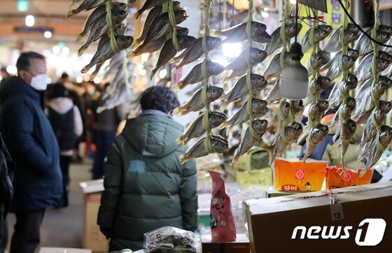 설 명절을 앞둔 16일 오후 서울 종로구 광장시장에 시민들이 굴비 등 제수용품을 살펴보고 있다. 2022.1.16/뉴스1 © News1 김진환 기자