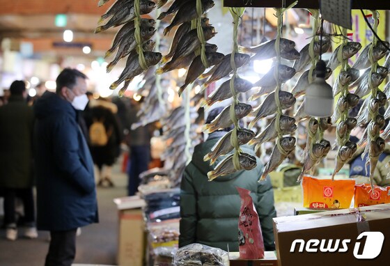 설 명절을 앞둔 16일 오후 서울 종로구 광장시장에서 시민들이 굴비 등 제수용품을 살펴보고 있다. 2022.1.16/뉴스1 © News1 김진환 기자