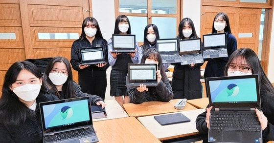 대전이문고등학교 학생들이 각자 지급된 '웨일북'을 들고 있는 모습. (네이버 제공) © 뉴스1