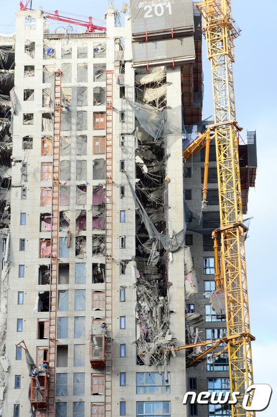 지난 11일 오후 3시46분쯤 광주 서구 화정동 한 아파트 공사현장에서 붕괴 사고가 발생했다. 사진은 16일 사고가 발생한 아파트 공사현장 모습. 2022.1.16/뉴스1 © News1 정다움 기자