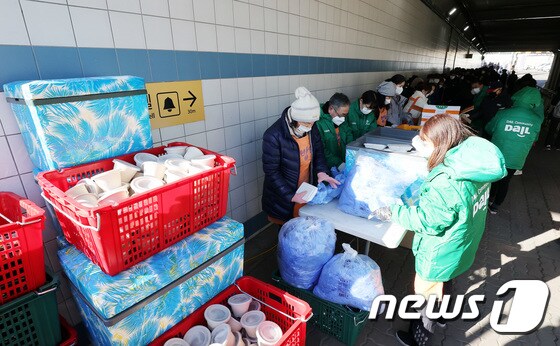 17일 오전 서울 동대문구 답십리 굴다리 지하차도에서 밥퍼 관계자들이 저소득층 시민들을 위한 식사를 제공하기 위해 분주하게 움직이고 있다. 2022.1.17/뉴스1 © News1 박지혜 기자