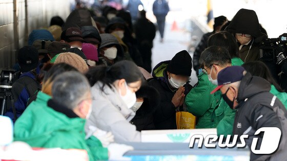 17일 오전 서울 동대문구 답십리 굴다리 지하차도에서 저소득층 시민들이 밥퍼가 제공하는 따뜻한 밥을 먹기 위해 긴 줄을 서고 있다. 2022.1.17/뉴스1 © News1 박지혜 기자