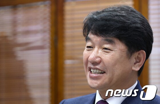 문진석 더불어민주당 의원이 17일 서울 여의도 국회 의원회관에서 뉴스1과 인터뷰하고 있다. 2022.1.17/뉴스1 © News1 이동해 기자