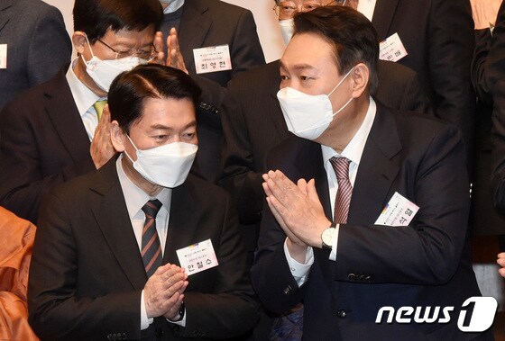 윤석열 국민의힘 대선 후보(오른쪽)와 안철수 국민의당 대선 후보 © News1 국회사진취재단