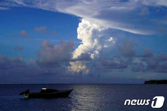 지난달 21일(현지시간) 통가 수도 누쿠알로파 근처 파탄가타 해안에서 헝가 하파이 해저화산이 폭발해 화산재 구름이 솟아오르고 있다.  © AFP=뉴스1