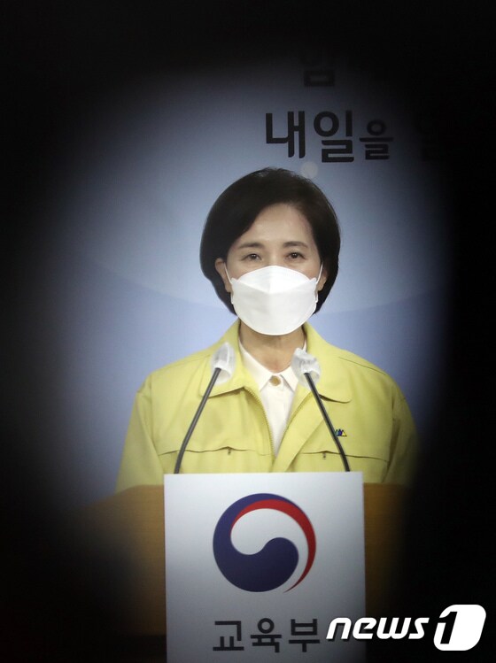 유은혜 '코로나19 우울 및 백신접종 이상반응 등 학생 의료비 지원'