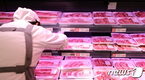 18일 서울 시내 한 대형마트의 돼지고기 코너에서 마트 관계자가 정리하는 모습. 2022.1.18/뉴스1 © News1 김진환 기자