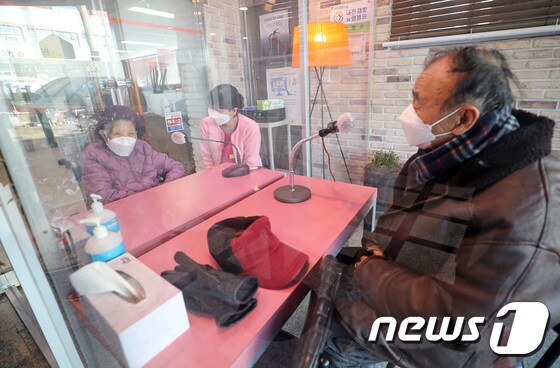 대전 서구 대전요양원 비대면 면회실에서 면회객들이 면회를 하고 있다. 2022.1.18/뉴스1 © News1 김기태 기자