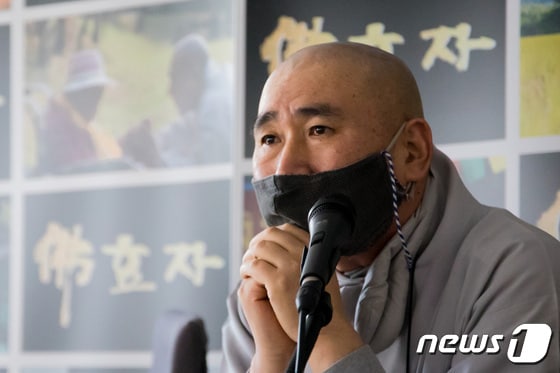 마가스님은 지난 18일 서울 조계종 총무원 2층 회의실에서 영화 '불효자' 주요장면을 보면서 눈시울을 붉히고 있다. © 뉴스1