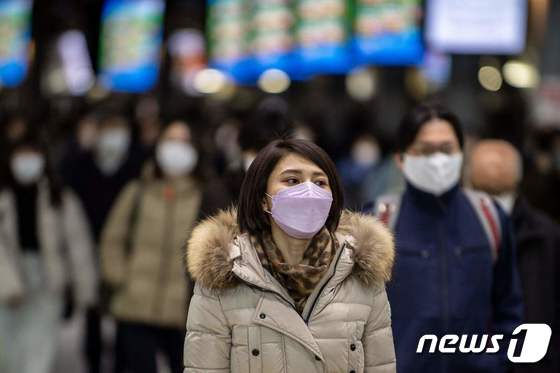 2022년 1월 18일 일본 도쿄 시나가와역 모습. 마스크를 쓴 사람들로 빼곡하다. © AFP=뉴스1
