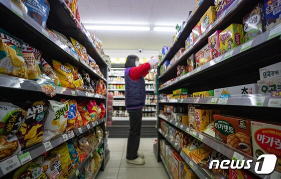 서울 시내의 한 편의점에서 아르바이트생이 물품을 정돈하고 있다.  2022.1.2/뉴스1 © News1 이재명 기자
