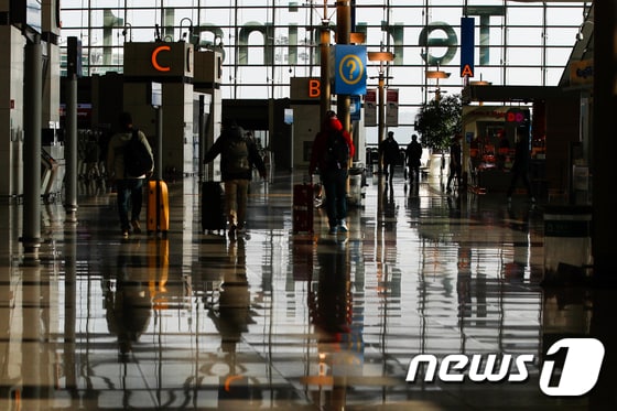 새해 첫 주말인 지난달 2일 인천국제공항 1터미널 출국장에서 여행객들이 이동하고 있다.  © News1  