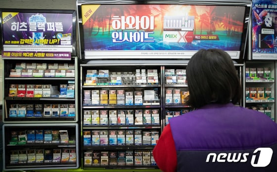 2일 서울 시내의 한 편의점에서 아르바이트생이 담배를 정돈하고 있다. 2022.1.2/뉴스1 © News1 이재명 기자