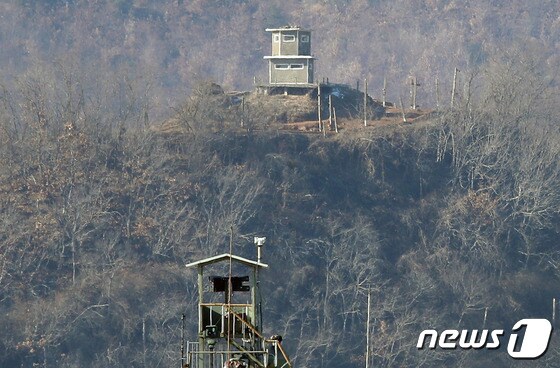 경기도 파주시 접경지역에서 바라본 북한군 초소. 2022.1.2/뉴스1 © News1 박정호 기자