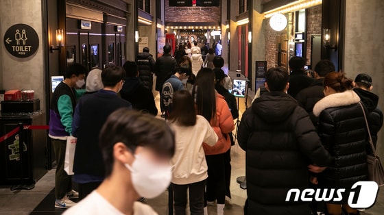  2일 오후 서울 용산구의 한 극장에 QR체크하며 입장하는 관람객들의 모습. 2022.1.2/뉴스1 © News1 김진환 기자