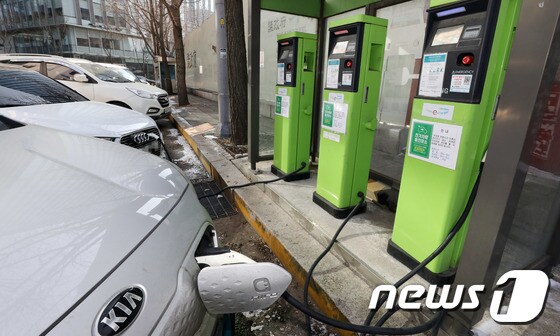 2일 서울시내 한 전기차 충전소에서 전기차량이 충전을 하고 있다.  2022.1.2/뉴스1 © News1 박세연 기자