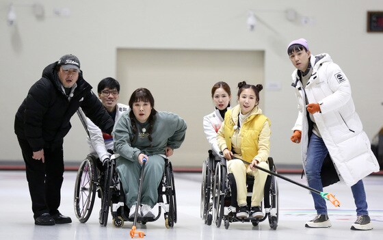 휠체어컬링을 체험해보고 있는 개그맨 김민경과 박소영.(대한장애인체육회 제공) © 뉴스1
