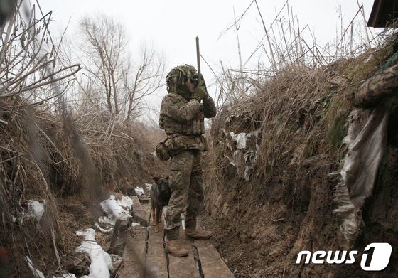 우크라이나 국토방위군이 9일(현지시간) 우크라이나 남동부 아브디우카 인근 참호에서 경계를 서고 있다. 2022.01.20/news1 © AFP=뉴스1 © News1 김민수 기자