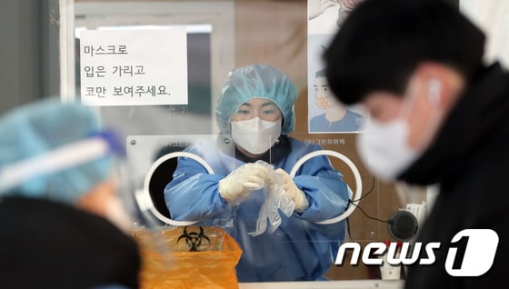 21일 오전 서울역 선별진료소에서 의료진이 코로나19 검사를 준비하고 있다. 2022.1.21/뉴스1 © News1 장수영 기자