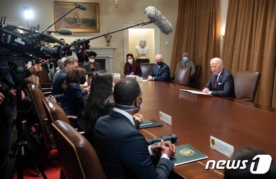 조 바이든 미국 대통령이 20일 (현지시간) 워싱턴 백악관에서 초당적 인프라 법안을 논의하기 앞서 