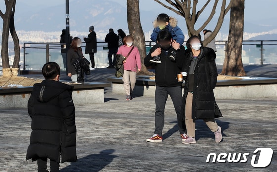 오후부터 평년 수준의 기온을 회복한 21일 서울 남산에서 시민들이 산책을 하고 있다. 2022.1.21/뉴스1 © News1 김진환 기자