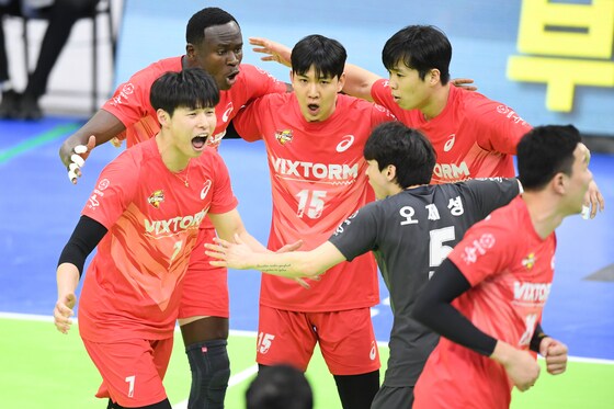 한국전력은 21일 OK금융그룹을 꺾고 2021-22 V리그 남자부 4위로 도약했다.(KOVO 제공) © 뉴스1
