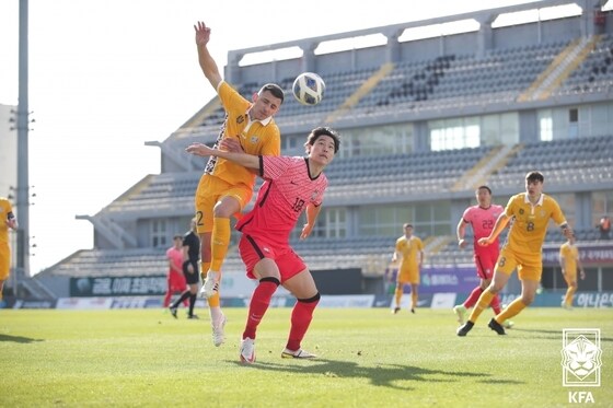 몰도바전에서 공을 다투는 김건희(대한축구협회 제공)© 뉴스1