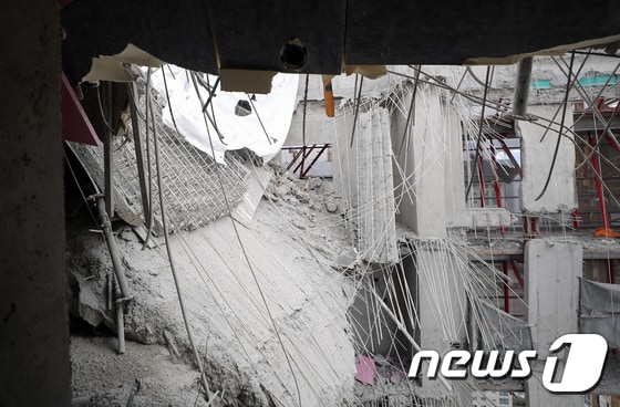 '폭탄 맞은듯' 광주 아파트 붕괴사고 현장 내부 공개