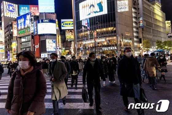 19일(현지시간) 일본 도쿄 시부야 거리에 마스크를 쓴 사람들이 길을 걷고 있다. 2022.01.19 © AFP=뉴스1 © News1 정윤미 기자