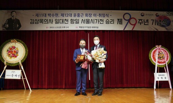 12대 윤홍근 신임회장(왼쪽)과 제11대 박수현 회장이 기념사진을 촬영을 하고 있다.(제너시스비비큐 제공) © 뉴스1