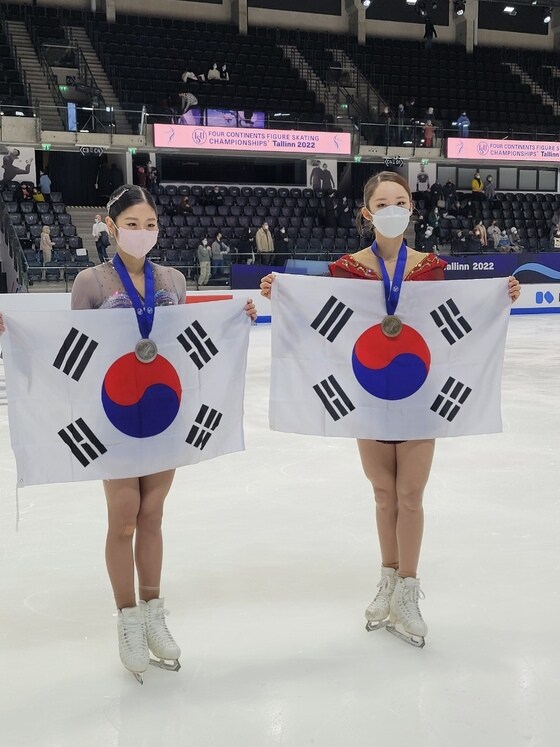 이해인(왼쪽)과 김예림이 2022 국제빙상경기연맹 피겨스케이팅 4대륙 선수권대회에서 각각 2위와 3위에 올랐다.(올댓스포츠 제공) © 뉴스1