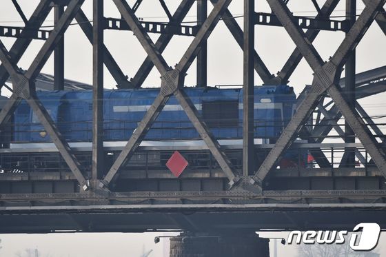북한과 중국 국경지역 압록강 위의 다리로 열차가 지나가고 있다. © AFP=뉴스1