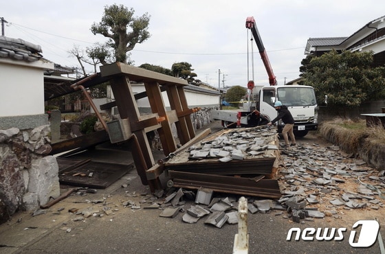 22일 일본 남부 오이타시에서 지진으로 인해 주택 출입문이 무너진 모습이 보인다. © 로이터=뉴스1
