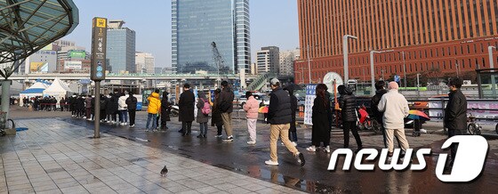 23일 서울 중구 서울역 임시선별검사소를 찾은 시민들이 코로나19 검사를 받기 위해 줄지어 기다리고 있다.  2022.1.23/뉴스1 © News1 박지혜 기자