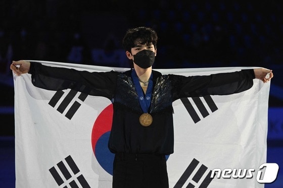한국 남자 피겨스케이팅 선수 최초로 국제빙상경기연맹(ISU) 4대륙대회 선수권대회에서 우승을 차지한 차준환. © AFP=뉴스1