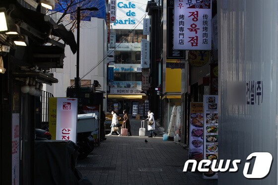 24일 서울 명동거리 곳곳에 상점 문이 닫혀 있다. 2022.1.24/뉴스1 © News1 유승관 기자