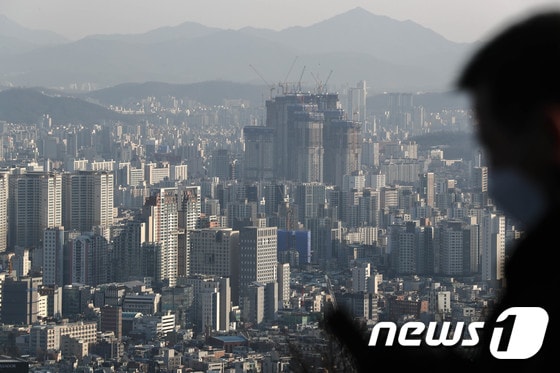서울 남산에서 바라본 주택 밀집지역 모습. 2022.1.24/뉴스1 © News1 성동훈 기자