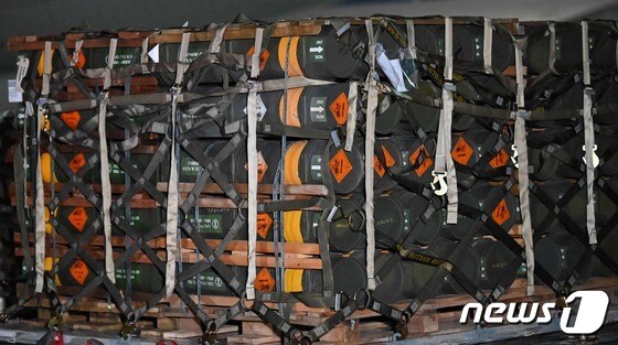 25일(현지시간) 우크라이나 키예프 공항에서 미국이 러시아의 침공에 대비하기 위해 지원하는 탄약과 무기들이 도착해 있다. © AFP=뉴스1 © News1 우동명 기자