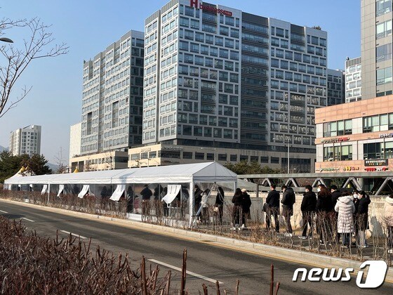 26일 오전 서울 송파구 문정동의 임시선별검사소에 검사를 받으러 온 시민들의 발길이 이어지고 있다. © 뉴스1