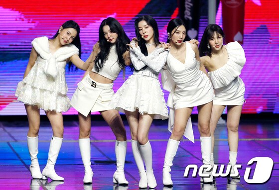 레드벨벳(Red Velvet) 예리(왼쪽부터), 슬기, 아이린, 조이, 웬디. 2022.1.27/뉴스1 © News1 권현진 기자