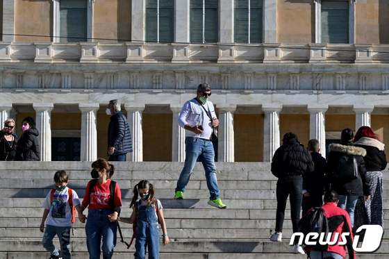 4일 그리스 아테네에서 마스크를 쓴 행인들이 신타그마 광장을 걷고 있다. © AFP=뉴스1
