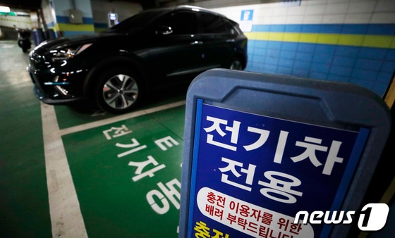 지난 1월 서울시내 한 전기차 충전소에서 충전을 하지 않는 차량이 주차된 모습. 2022.1.28/뉴스1 © News1 권현진 기자