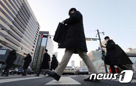 3일 오전 서울 광화문네거리 인근에서 시민들이 출근길에 오르고 있다. 2022.1.3/뉴스1 © News1 박지혜 기자